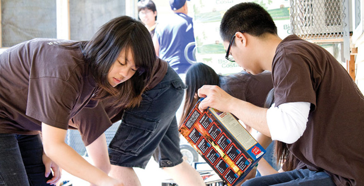 Photo of Green River College international students volunteer at the local food bank