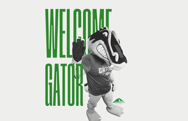 Slater the mascot stands in between the words "welcome gator"